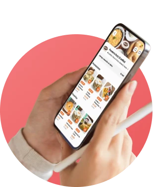 Manos sosteniendo celular con la aplicación móvil de Didi