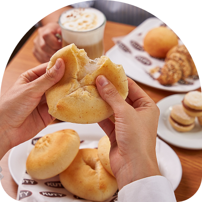 Persona degustando un pandebono horneado
