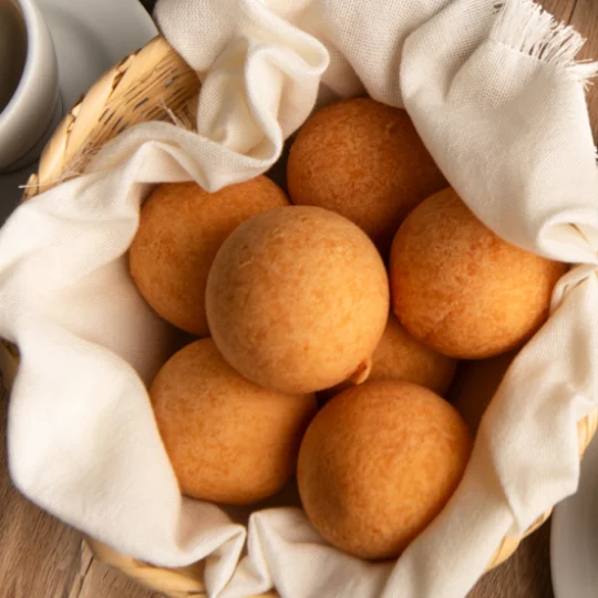 Buñuelos de queso horneados servidos en una canasta